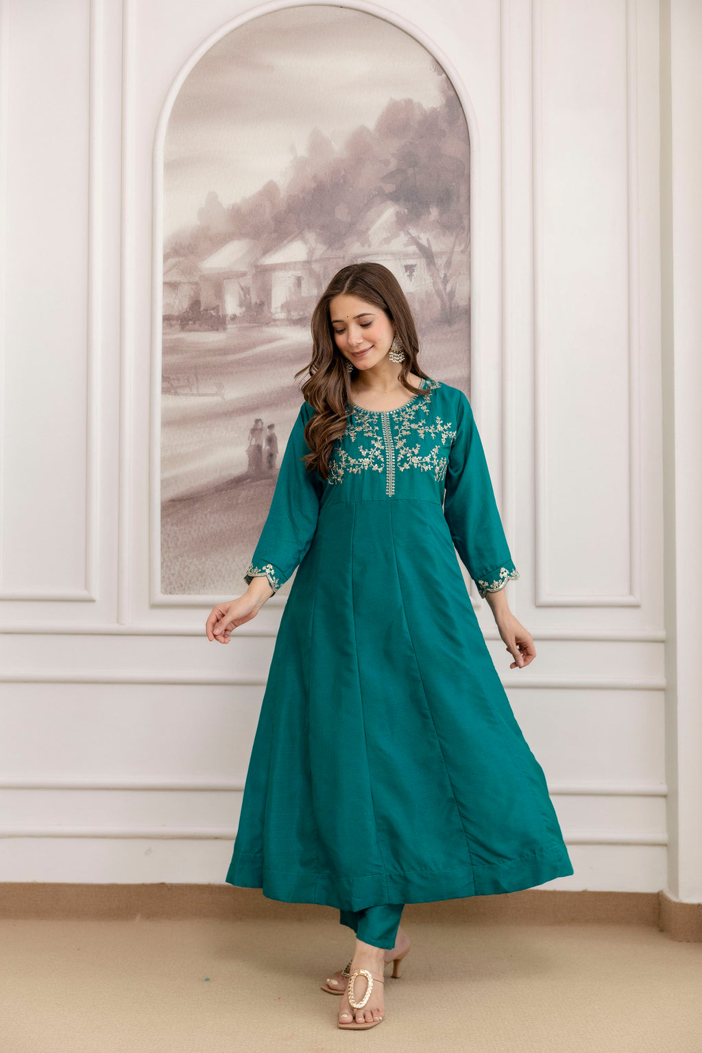 Women's Embroidered Vichitra Silk Kurti Pant & Dupatta Set | AF-JANVI RAMA