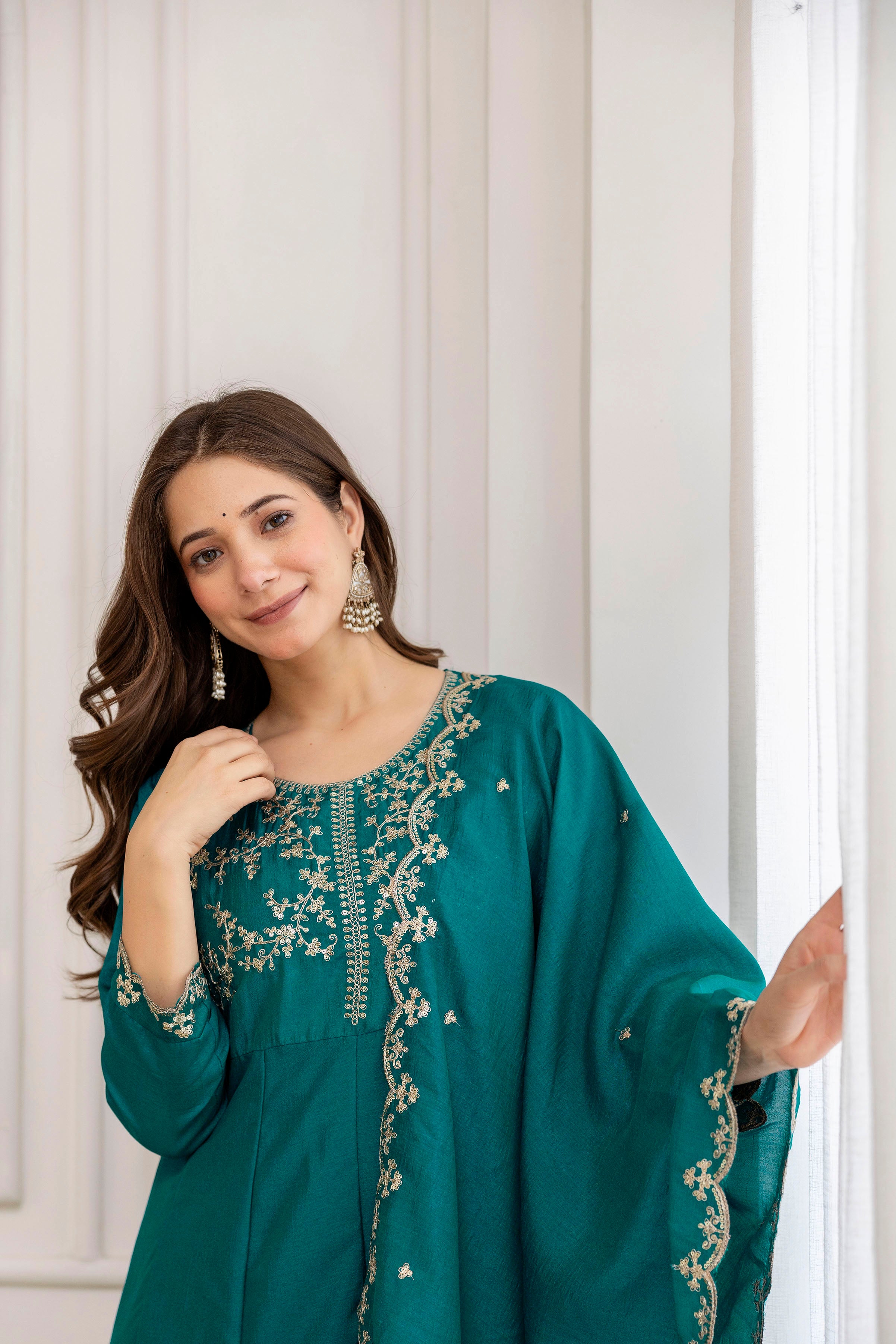 Women's Embroidered Vichitra Silk Kurti Pant & Dupatta Set | AF-JANVI RAMA