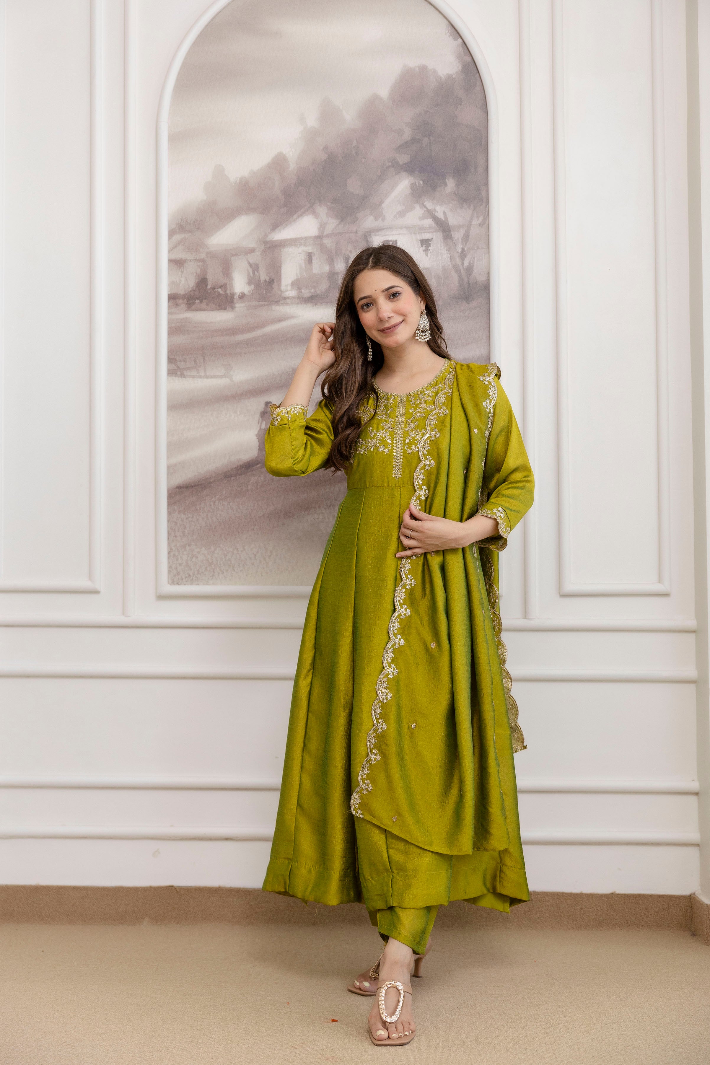 Women's Embroidered Vichitra Silk Kurti Pant & Dupatta Set | AF-JANVI PEROT
